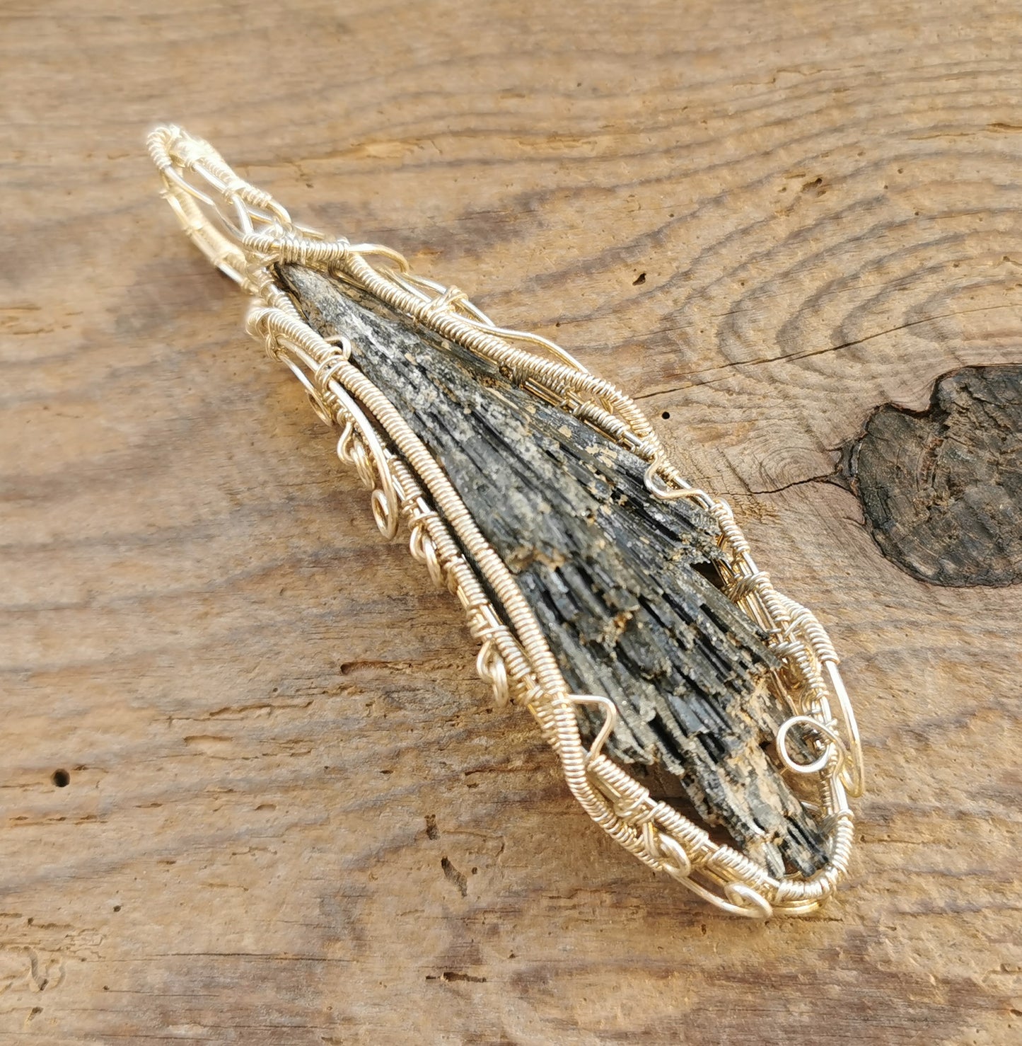 Ref.WW0049 - Black kyanite