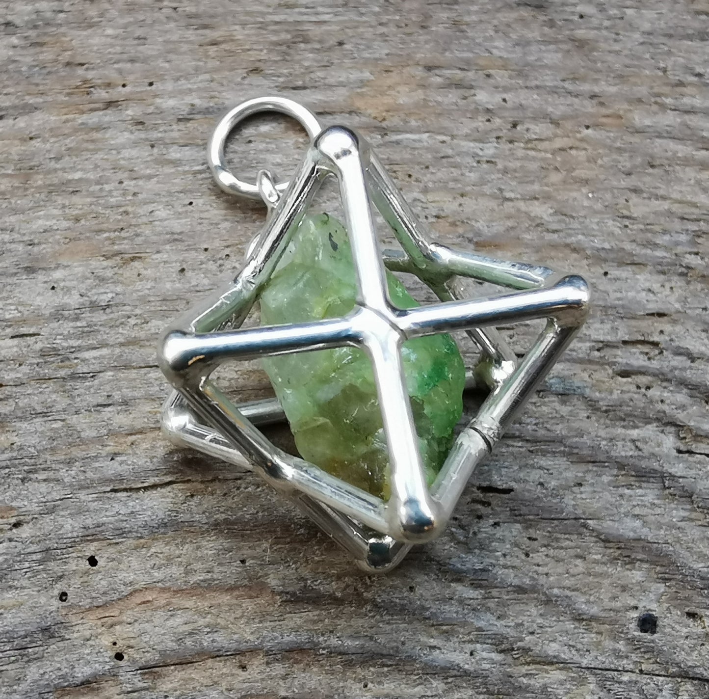 Ref.SP0221 - Star Tetrahedron w/ crystal [emerald]